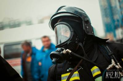 Пожарные спасли из кузбасской многоэтажки женщину с грудным ребёнком