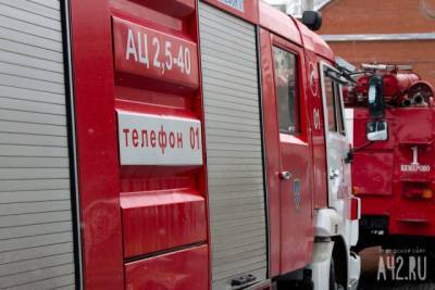 Более 20 пожарных тушили загоревшиеся дом и баню в Кемерове
