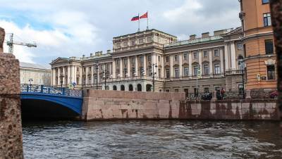 Смольный против Мариинского: в Петербург вернулась большая политика