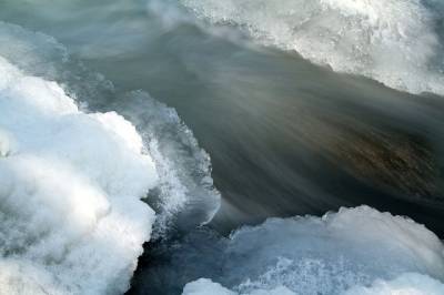 Двое детей погибли в Иркутской области, провалившись под лед
