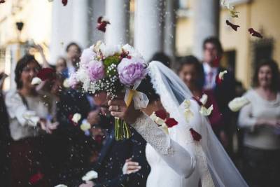 На регистрации брака в ЗАГСах Оренбуржья смогут присутствовать лишь восемь человек