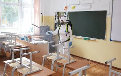 В школах Южно-Сахалинска проводят дезинфекцию