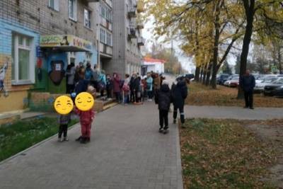 В детские поликлиники Ярославля выстроились огромные очереди