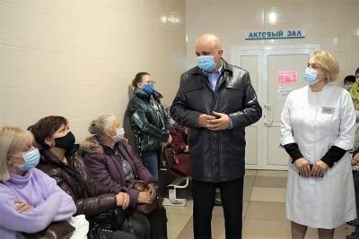 «Неприятно удивлен»: глава Кузбасса признал многочасовые очереди в поликлиниках