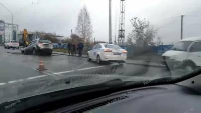 Видео: В центре Кемерово автомобиль провалился в дорожную яму