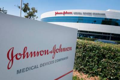 Johnson & Johnson приостановила испытания вакцины от Covid-19