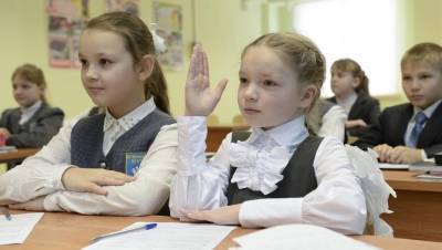 Петербуржцы попросили Беглова отправить школьников на каникулы