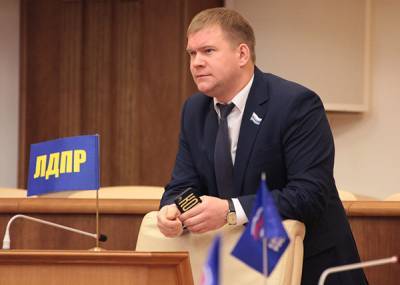 Депутат Коркин, обвиняемый в убийстве, пришел на заседание заксобрания вместо суда
