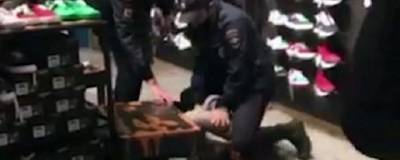 Иркутский полицейский придавил шею коленом подростку за кражу носков в ТЦ