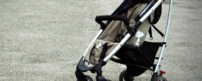 В Набережных Челнах во дворе дома обнаружили коляску с 2-летней девочкой