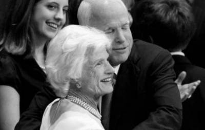 В 108 лет умерла мать Джона Маккейна...