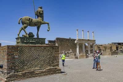 Туристка вернула украденные из Помпей вещи, потому что испугалась проклятия