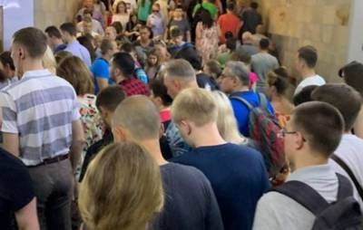 Новый график в метро Харькова привел к коллапсу: кадры столпотворения