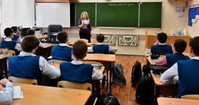 Попова заявила, что почти во всех регионах России безопасно учиться в школах очно