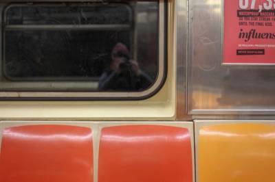 Омерзительный поступок босоногого туриста в метро попал на видео