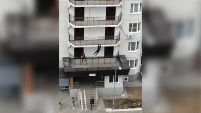 Воронежцы сняли на видео опасные развлечения подростков на балконах многоэтажки