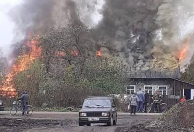 Пожар под Тверью: нежилой дом тушат в поселке Васильевский Мох