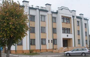 В Барановичах неизвестные разбили окно прокуратуры
