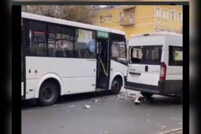 В центре Рязани образовалась пробка из-за аварии с маршрутками