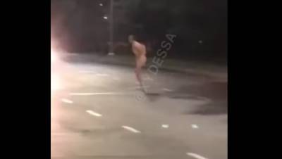 "Скакал через витрины": раздетый мужчина на одной ноге устроил переполох в Одессе, видео