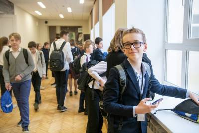 Попова не видит необходимости в ограничениях для школ и предприятий
