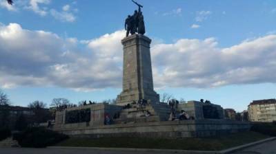 На памятнике Советской армии в Софии нарисовали свастику