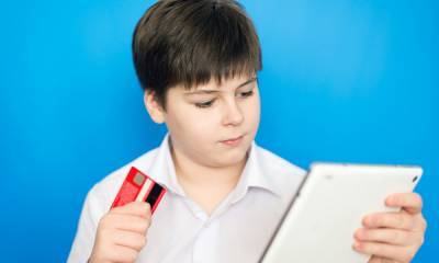 В Петрозаводске 9-летний мальчик случайно потратил с карты мамы больше 50 тысяч