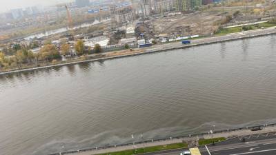 Москва-река пошла пятнами: с Пречистенской набережной спасатели поплыли к Нагатинской