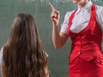 Учительница набросилась на школьницу из-за украинского языка
