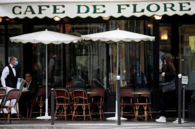 В Париже протестующие сотрудники ресторанов перекрыли кольцевую дорогу