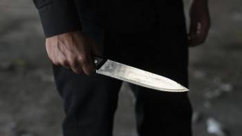 Пьяный вологжанин с ножом в руках встретил у дома патруль полицейских