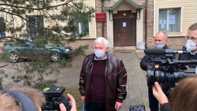 Новгородский суд оштрафовал врача за фото без маски