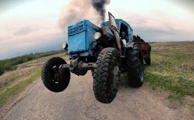 В Смоленской области скотник угнал трактор, чтобы уехать в соседнюю деревню