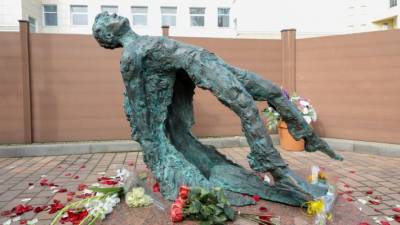 Парящий Есенин и шоколадная фея: пять самых странных памятников в России