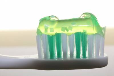Стоматолог назвал оптимальный объем зубной пасты для чистки зубов