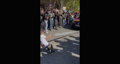 Пятилетний армянский силач тянет машину двумя пальцами – видео