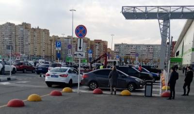 В Тюмени у ТРЦ «Кристалл» проходит массовая эвакуация автомобилей