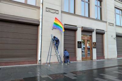 В Москве задержали еще двоих активистов, которые вывесили ЛГБТ-флаги в день рождения Путина