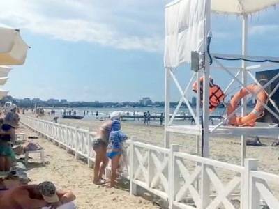 В Ялте туристка на пляже напоила дочку-школьницу шампанским до обморока