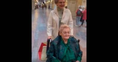 Малышева прогулялась с 87-летней мамой по центру Москвы и ГУМу без масок