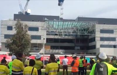 Один человек погиб, еще один ранен в результате обрушения крыши здания в Австралии