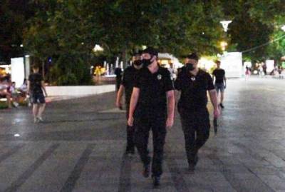 В Одессе подростки атаковали МАФы: взламывали монтировкой витрины и выносили "все самое нужное"