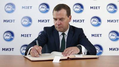Медведев заявил, что НАТО препятствует деятельности РФ в Арктике