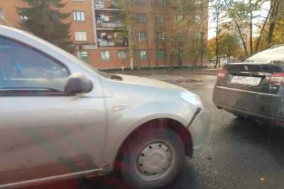 ДТП с участием двух легковых машин произошло на Запсковье