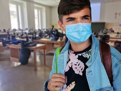 «Бессмысленно, душно, натирает нос и уши»: в уральской школе детей заставили носить маски