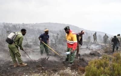 На горе Килиманджаро пылает пожар