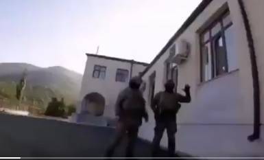 Военные Азербайджана подняли свой флаг над домом пресс-секретаря Минобороны Армении