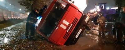 В Новосибирске пожарный автомобиль провалился в канаву
