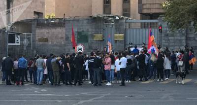 Признать независимость Карабаха: мирная акция перед посольством России в Армении