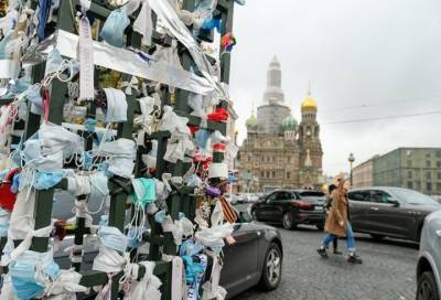 В Петербурге убирают маски, оставленные молодоженами на Тройном мосту